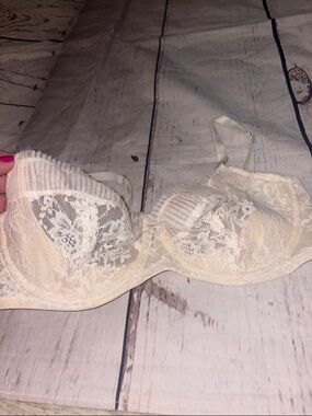 Victoria’s Secret dream angels Lace Underwire Bra in Ivory gold shimmer